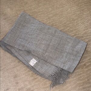 Uniqlo HeatTech Classic Gray Women’s Scarf - Soft Fringe Winter Accessory